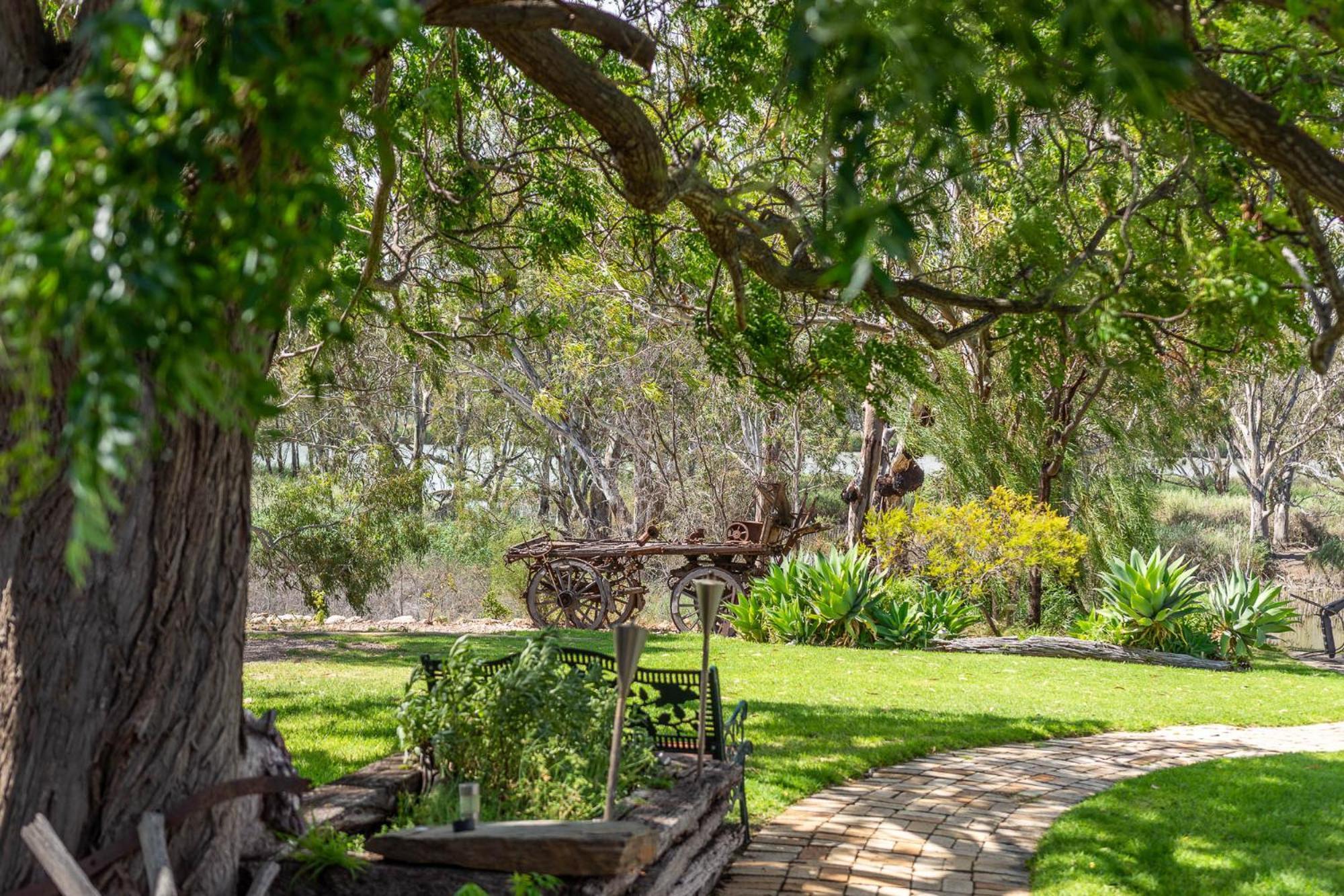 Lake Bywater Cottage Walker Flat Exterior photo